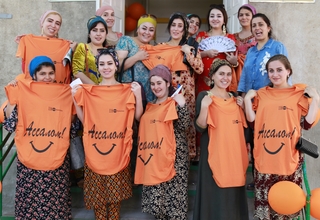Женщины в положении с футболками для беременных, предоставленные ЮНФПА Таджикистан. ©Фото: ЮНФПА Таджикистан