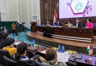 ЮНФПА и его партнеры на международной конференции, посвященной Международному дню акушерки в Душанбе