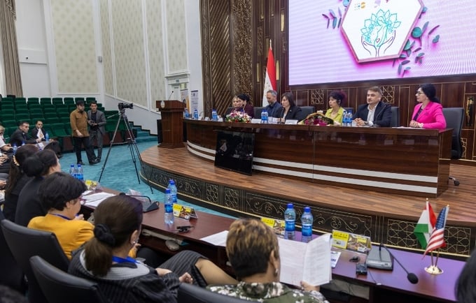 ЮНФПА и его партнеры на международной конференции, посвященной Международному дню акушерки в Душанбе
