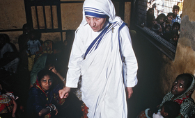 The late Mother Theresa of India, at one of her feeding centers in Calcutta, caring for the poor and hungry of all castes and religions. UN Photo/O. Monsen